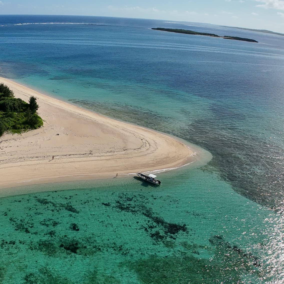 津堅島・無人島の砂州に着けた貸切ボートを空から(空撮)