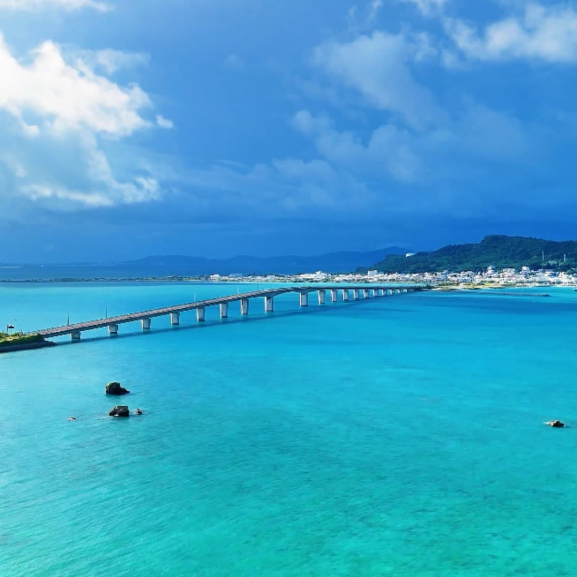 浜比嘉大橋と穏やかな東海岸の海